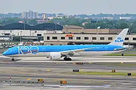 Boeing 787-10 in "100 Years" special livery