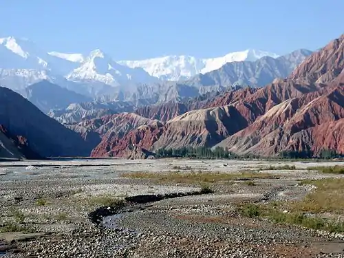 Kongur Tagh (left) and Kongur Tiube (slightly to the right) as seen from the Karakoram Highway on the way from Kashgar to lake Karakul