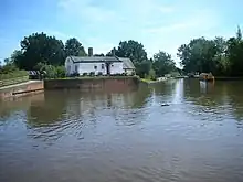 A round-roofed cottage, typical of the Southern Stratford, on the corner of the lockless arm near Lock 22.