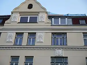 Kriemhildplatz 1, detail of the upper floor with gable.