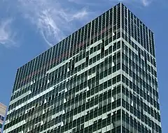 View of the curtain wall on the upper stories, with heat-absorbing glass panes as well as stainless steel