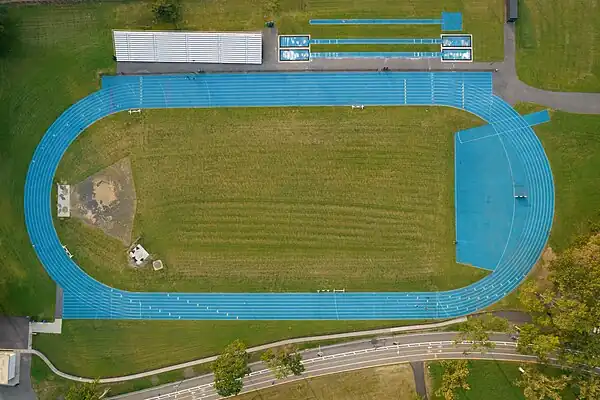 Start (green) and end (red) points of a 200 metre race, marked on a running track.