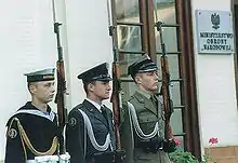 An honour guard representing the Polish Armed Forces in front of the Ministry of National Defence.