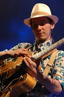 Manu Eveno playing with Tryo at Pinède Gould Festival, at Juan-les-Pins July 2007