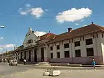 A view of the front exterior of the station, and the Ferrocarriles de Cuba (FFCC) central office building, in the back, as of 2007.