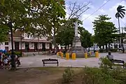 Marta Abreu station across Martyrs Park. At the center the truncated pillar monument dedicated to the martyrs of the Colonial Independence War. Photo from 2010