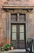 This door in the courtyard of the Hôtel de Massas is actually a window from the last quarter of the 16th century transformed into a door in the 19th century.