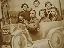 André Demedts together with his sister Gabriëlle Demedts and with the Declercq family, around 1923.