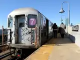 7 train stopped at the platform