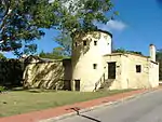 It is situated in the grounds of the former drostdy, near the Albany Museum and Botanical Gardens. The cells were arranged in a semicircle. This tower contained quarters for the Provost and a guard-house overlooking the cells, the courtyard and the entrance. The Provost Building was one of the buildings that formed part of Sir Benjamin D’Urban's 1835 defence plan, coupled with the fortification of the drostdy and Fort Selwyn. It was very efficiently planned and was built by the Royal Engineers on instructions.