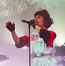 Merilahti performing with The Dø in 2015