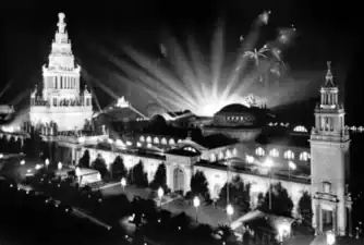 Floodlit pavilion at the Panama–Pacific International Exposition. The Tower of Jewels on the left, and the Italian Tower on the right