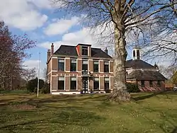 Pastorie en Hervormde kerk in Noordbergum