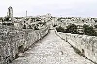 The parapet rises to some 3 metres (9.8 ft) on the south side of the bridge, twice the height of the north, to allow for the water channel