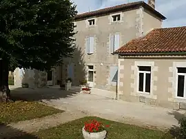 The town hall in Poursac