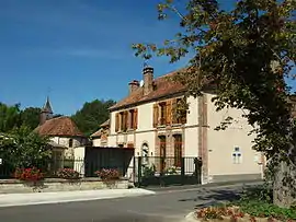 The town hall in Queudes