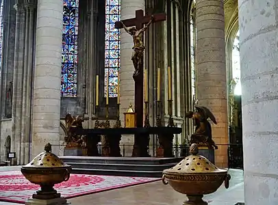 The High Altar, with 18th-century statue of Christ and kneeling angels