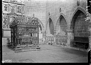 Sepulcher and reredos of the Chapel of los Anaya, photo dated 1880-1926. Memòria Digital de Catalunya.