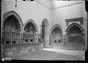 Sepulchers in the interior, photo dated 1880-1926. Memòria Digital de Catalunya.