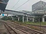 Pedestrian bridge connecting platforms and the BRT station