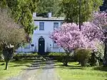 This double-storeyed Georgian building was erected about 1820 as the headquarters of the Somerset Experimental Farm. From 1825 to 1829 it was used as the Drostdy, after which it was transferred to the Wesleyan Church. 
Type of site: House.
Current use: Museum.