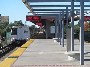 A southbound train at Fremont station, 2017