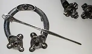 pennanular brooch