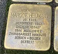 Stolperstein for Margot Heuman, magnified from previous image. Text on the plaque reads, in German: "HIER WONTE MARGOT HEUMAN, JG. 1928. DEPORTIERT 1943 THERESIENSTADT, 1944 AUSCHWITZ. ZWANGSARBEIT HAMBURG BERGEN - BELSEN BEFREIT."