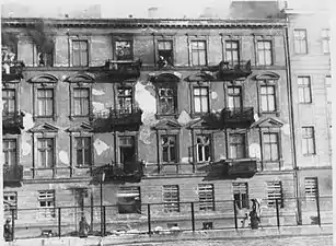 NARA copy #40Bandits who jumpedPeople preparing to commit suicide by jumping off the upper floors of 23 and 25 Niska Street. 22 April 1943