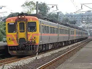 TRA DR2800 passing Sijiaoting railway station