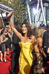 Teri Hatcher in a bold yellow Monique Lhuillier strapless dress