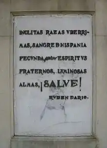 Close-up of the monument featuring the Spanish-language text.