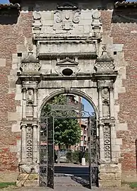 This door of the former Capitole, known as the Gate of the Commutation (1575, Jean Aleman), has been reassembled in the Jardin des Plantes.