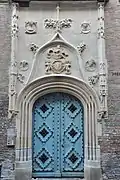 The portal of the Hôtel de Bernuy is mainly Flamboyant Gothic (1504) but also partially Renaissance (1530-1536).