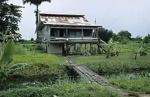 One of the old laborer housing units on plantation Mariënburg (circa 1997).