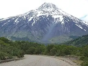 Volcán_Lanín_y_Ruta_CH-199.jpg