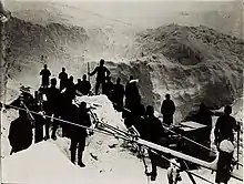 Von einer Schneelawine verschüttete Drahtseilbahn in der Ceremanaschlucht (BildID 15574290).jpg