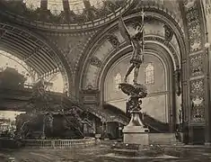 Dome located between the Palais des expositions and the Palais des machines. The staircase led to the second floor of the Palais des machines, where an inner platform was surrounding the whole building.