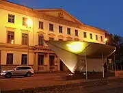 Wangenheim Palace at night with bus stop from the art project BUSSTOPS in front of the palace.