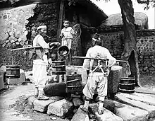 Korean commoners at a well (c. 1900)