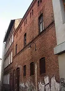 Facade of the rear building onto Zaułek street